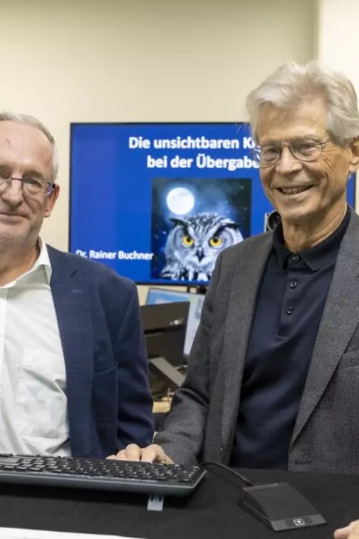Hr. Pettin, stehend am Pult neben Hr. Dr. Rainer Buchner